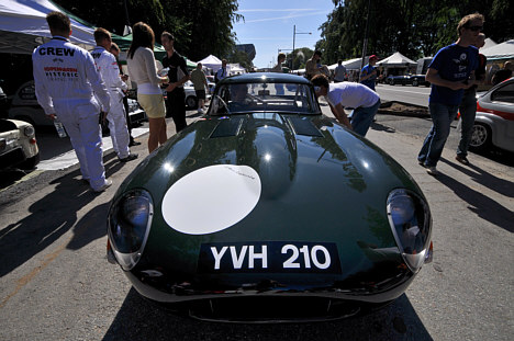 Juan Barazi i sin Jaguar E-type Lightweight (1963) på vej til ’line-up’, CHGP 2009.